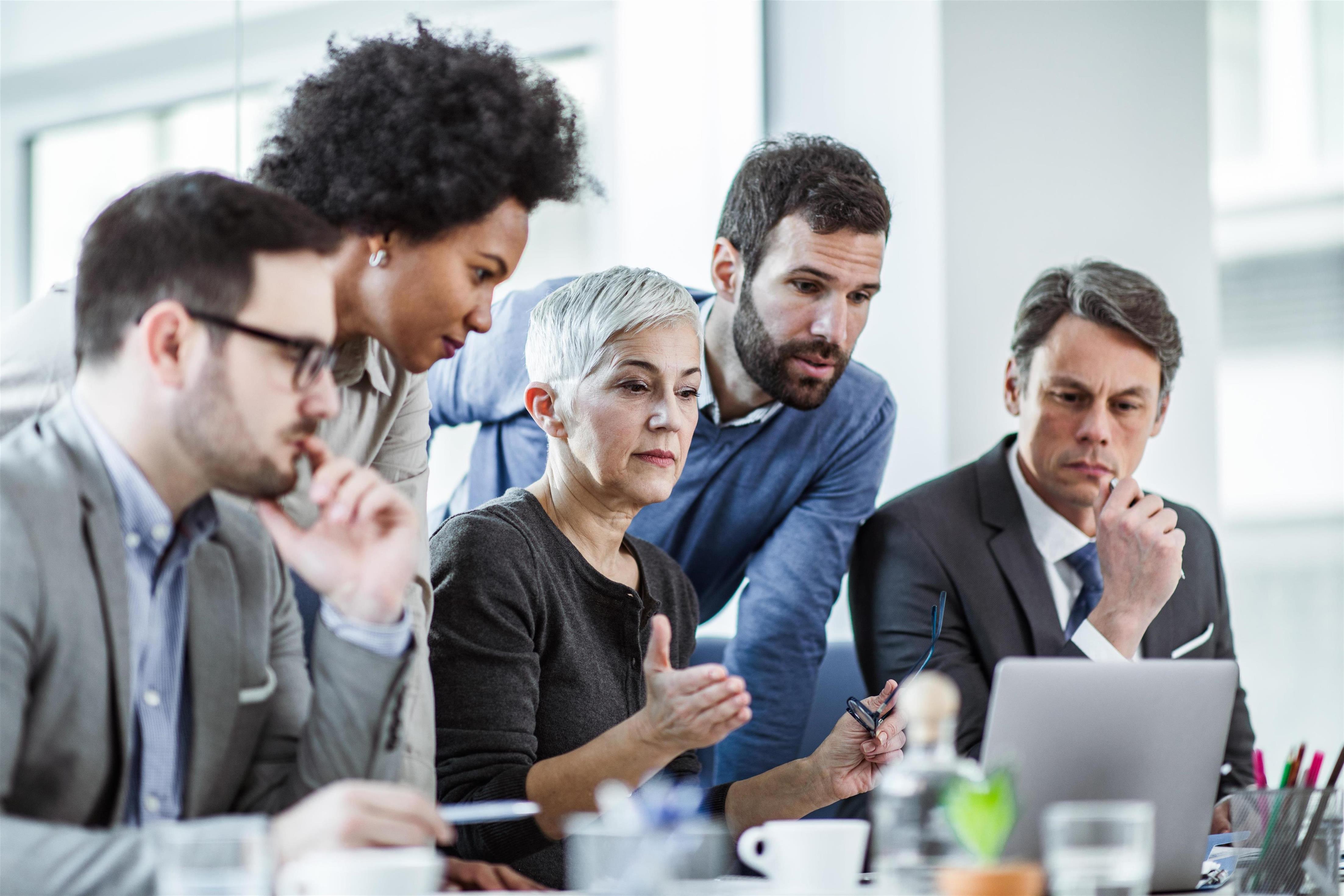 De kloof tussen AI-vaardigheden overbruggen: IT Skills and Salary Report